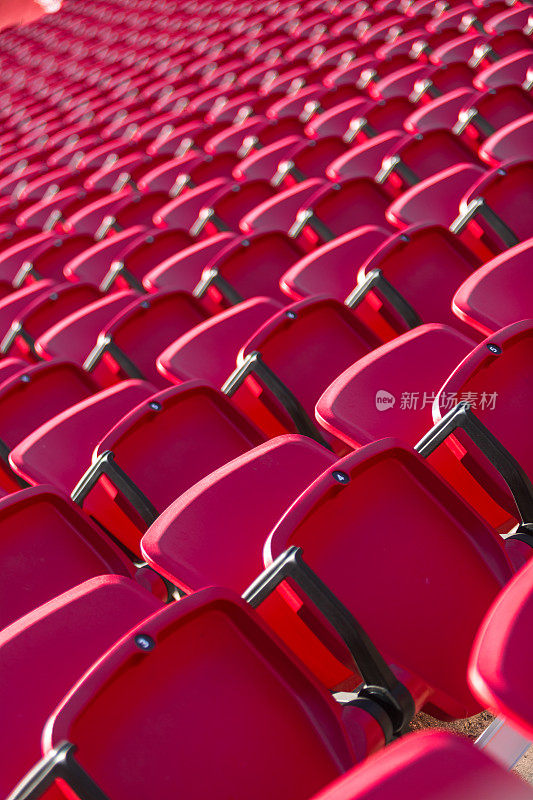 在Covid - 19流感季节，体育场的座位空无一人